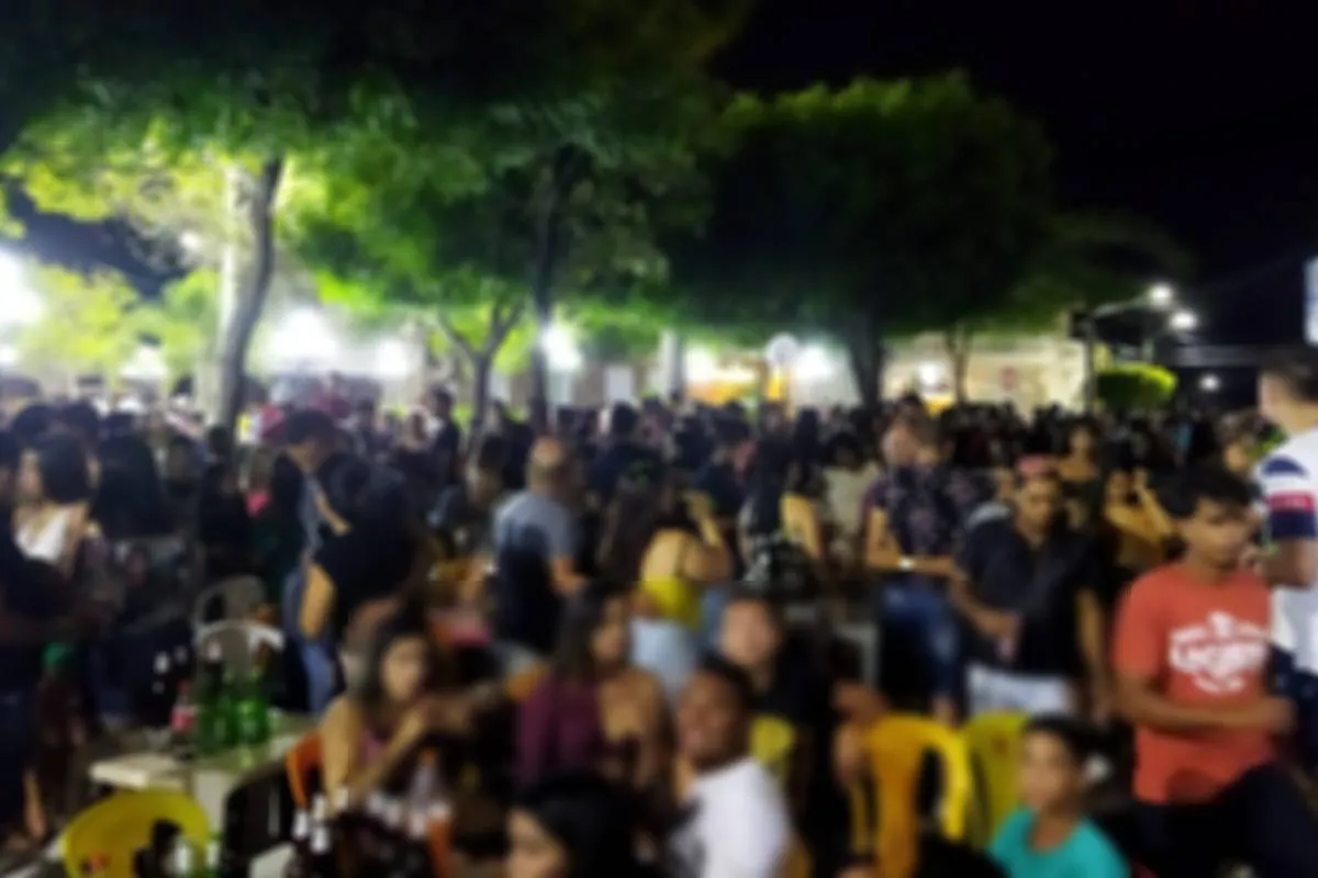 No Centro Histórico, cerca de 1 mil pessoas se aglomeravam, atraídas por shows concentrados em restaurantes e bares