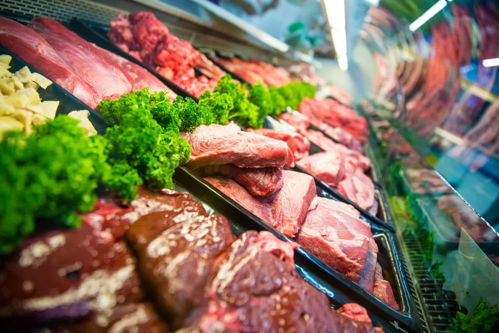 O quilo da carne saltou 614% entre 2001 e 2021. Enquanto isso, o salário mínimo teve variação de 511%.