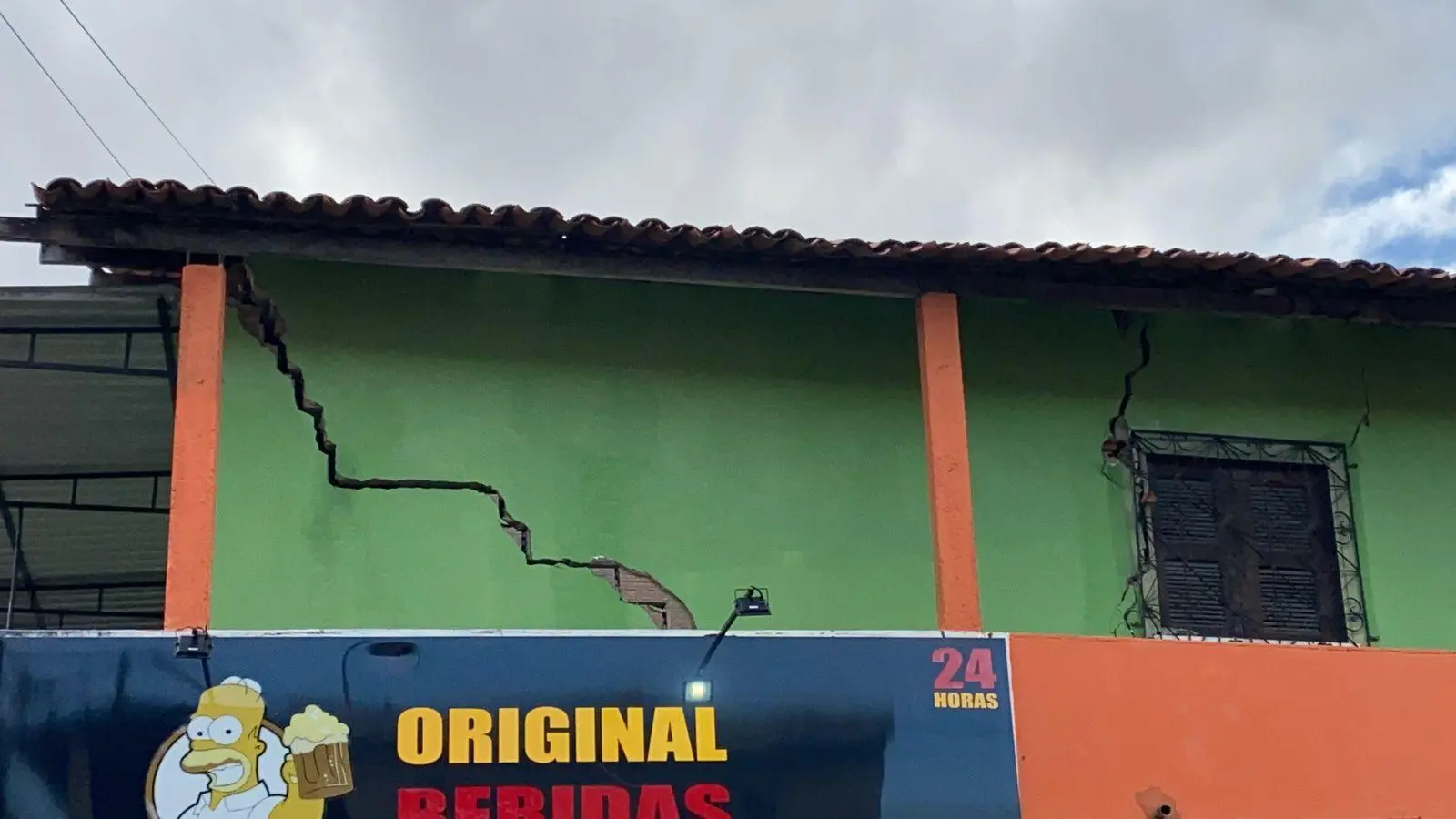 Parte da estrutura de prédio atingido por caminhonete desaba no bairro Bonsucesso, em Fortaleza