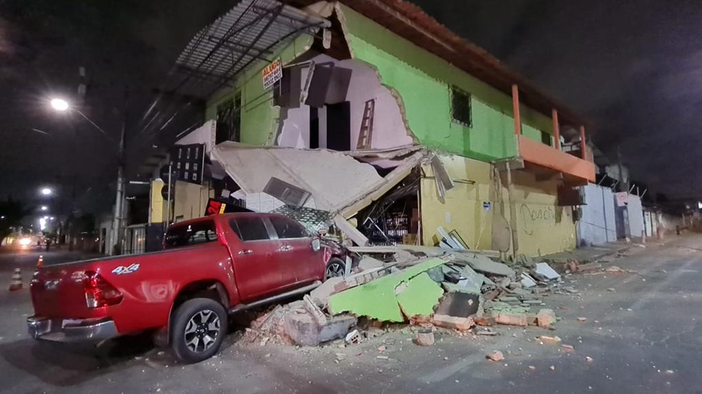 Parte da estrutura de prédio atingido por caminhonete desaba no bairro Bonsucesso, em Fortaleza