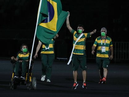 Evelyn de Oliveira e Petrúcio Ferreira foram os porta-bandeiras do Brasil na abertura dos Jogos Paralímpicos de Tóquio