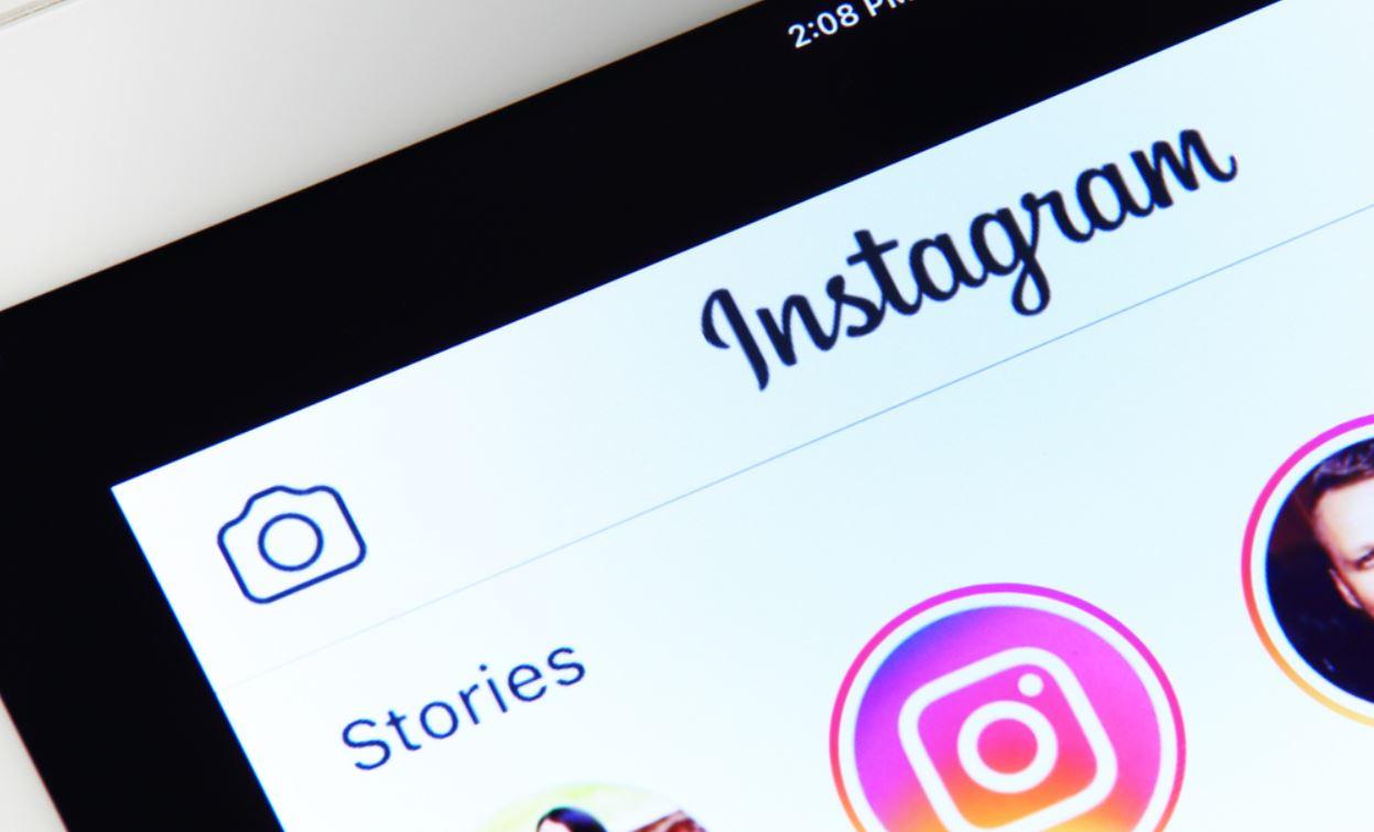 Detalhe de tela de celular com Instagram Stories