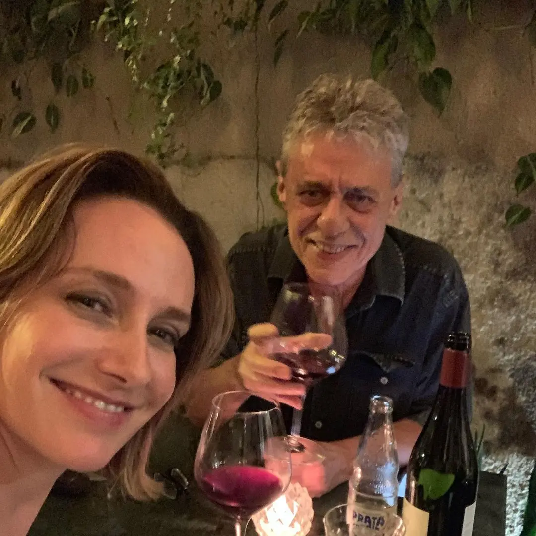 Chico Buarque e Caroline Proner