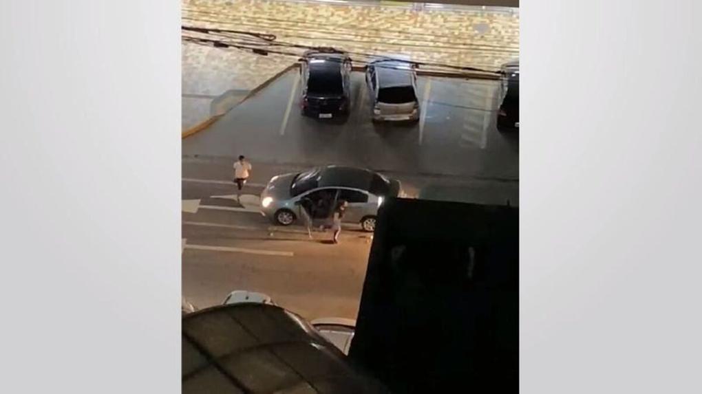 Print de vídeo com registro de assalto a carro de mulher na Aldeota
