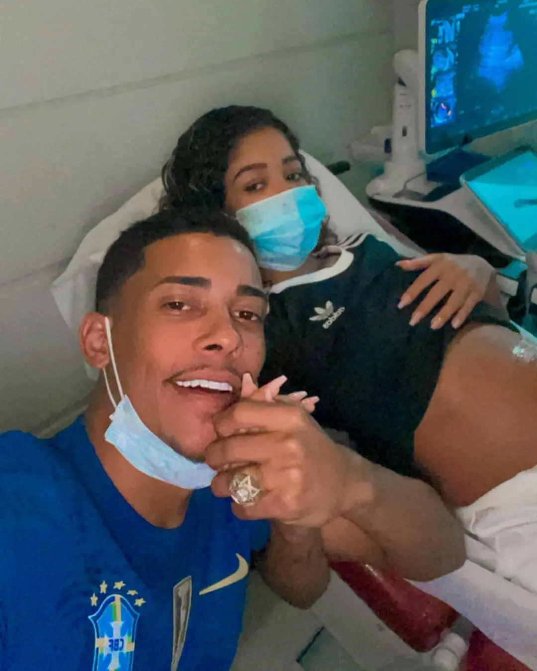 MC Poze do Rodo e Vivianne Noronha em consulta médica