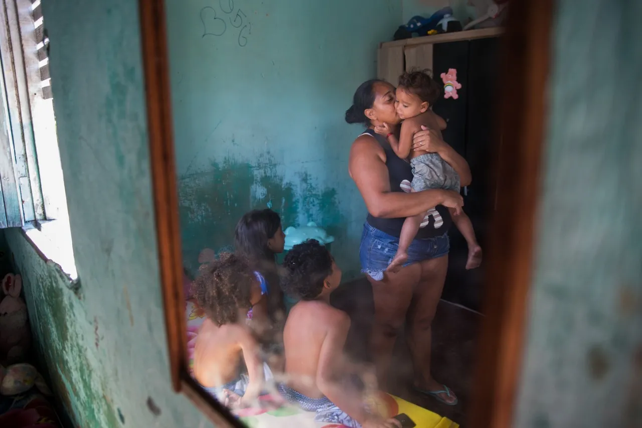 Aos 36 anos, Edjane vive com os seis filhos e um neto