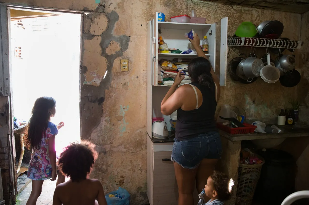 “Tomar uma vitamina e comer um biscoito se tornou um luxo”, lamenta Edjane