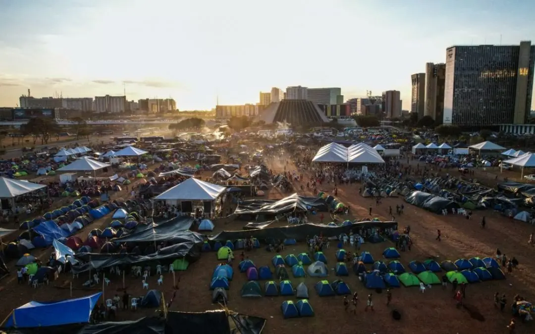 Acampamento de indígenas em Brasília