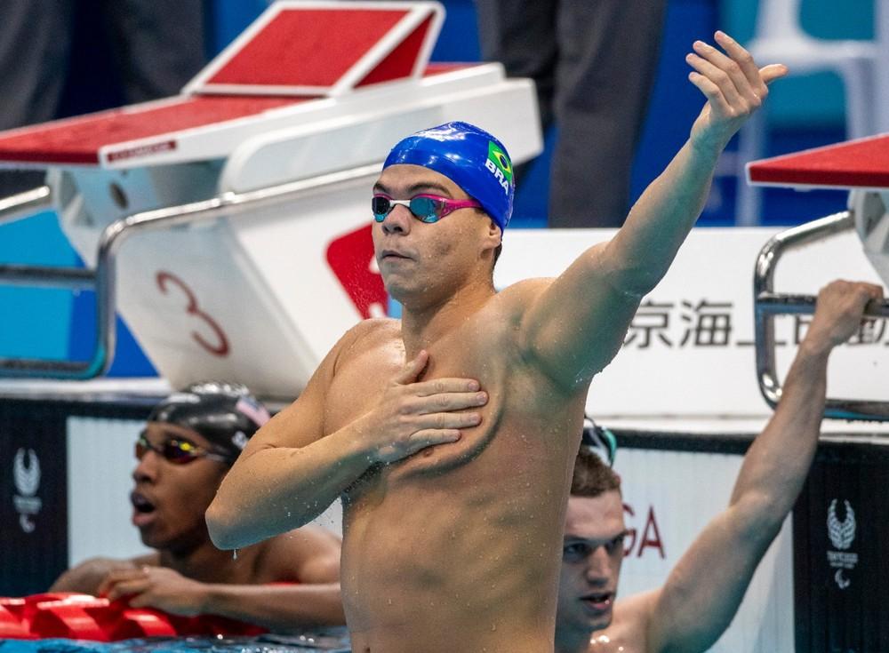 Gabriel Bandeira celebra o ouro com comemoração na piscina