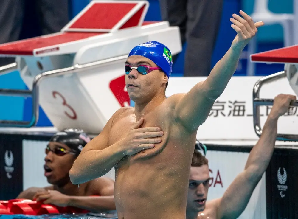 Gabriel Bandeira celebra o ouro com comemoração na piscina