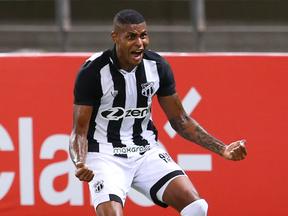 Cléber comemorando gol pelo Ceará