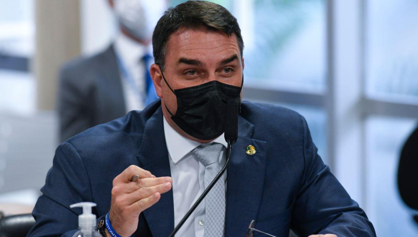 Senador Flávio Bolsonaro usando máscara