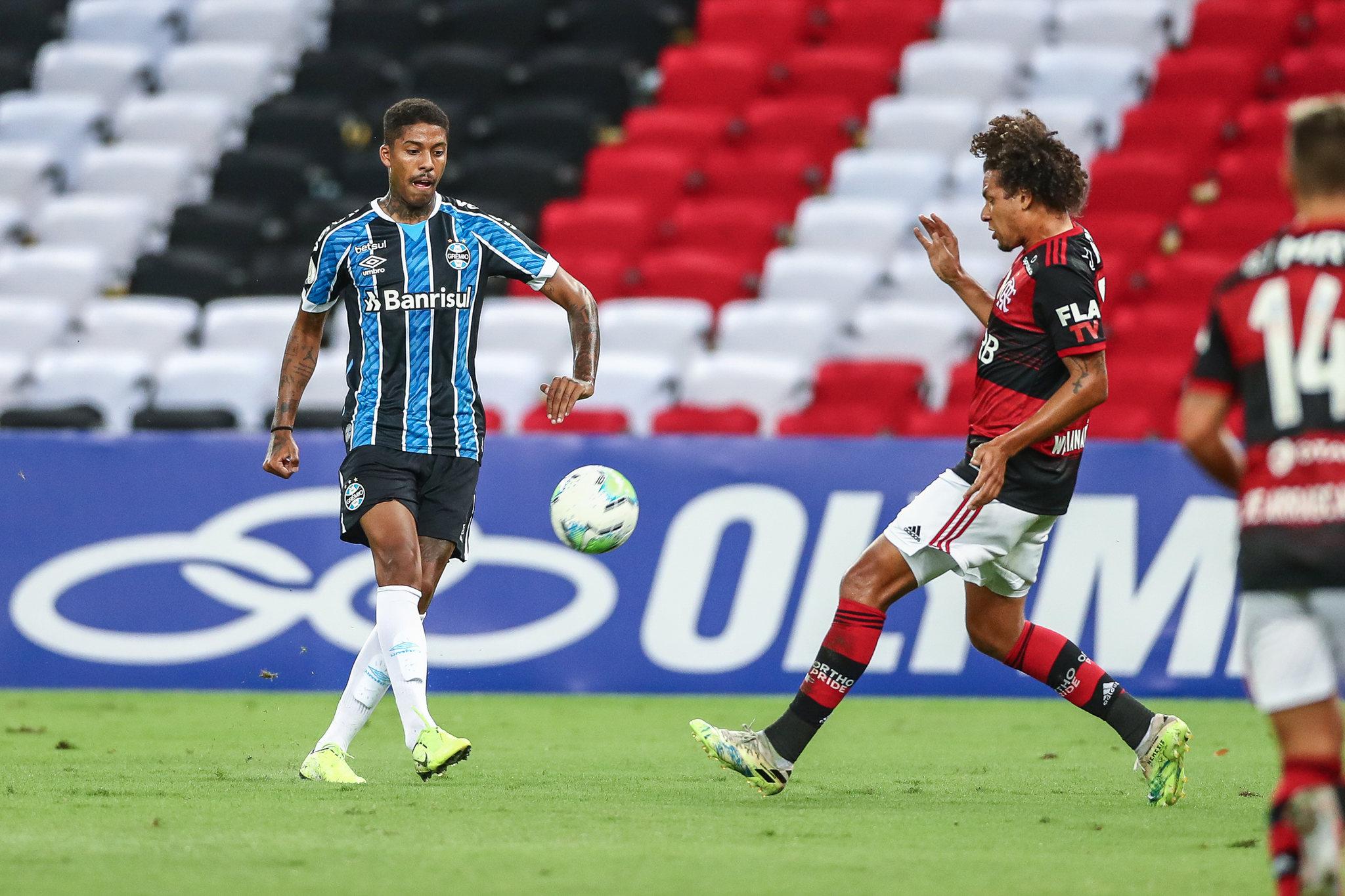Atletas de Grêmio e Flamengo disputam a bola