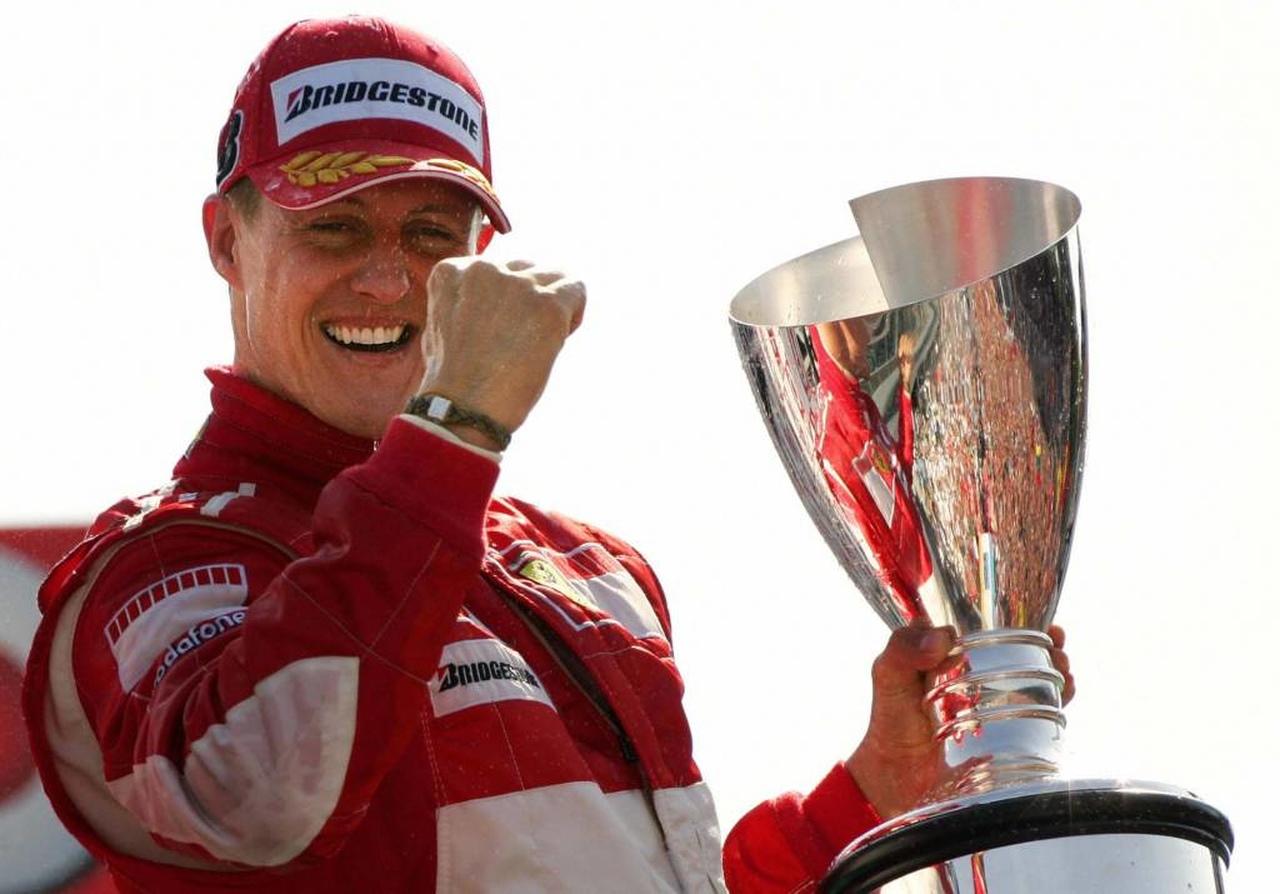 Michael Schumacher segura troféu enquanto comemora vitória