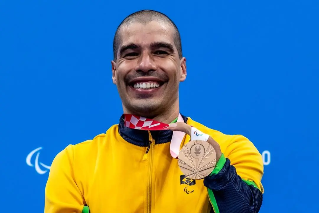 Daniel Dias mostra medalha de bronze