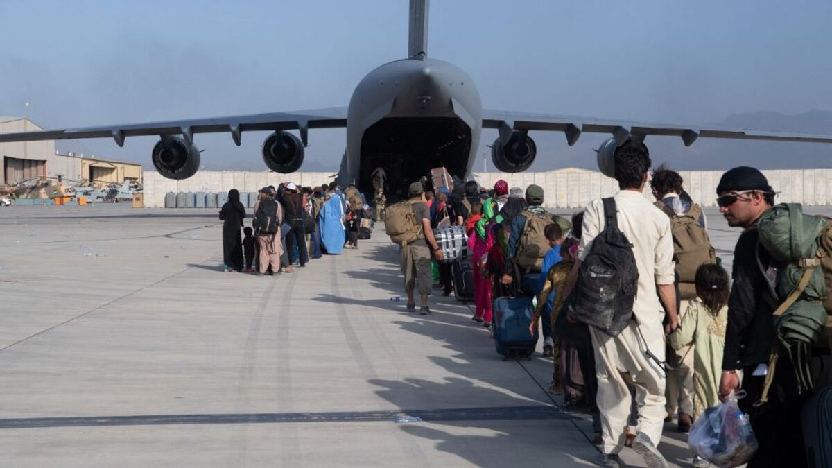 Avião com fila de afegãos buscando sair do país