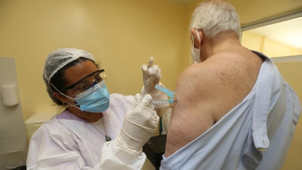 Terceira dose de vacina da Covid para idosos no Ceará