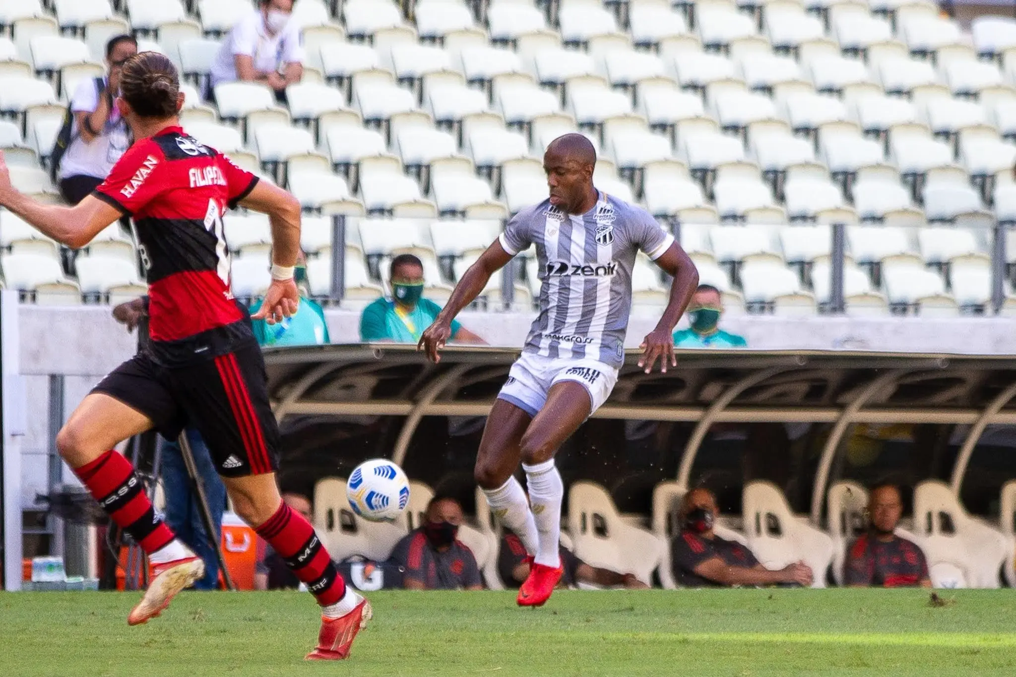 Fabinho com a bola dominada em jogo contra o Flamengo