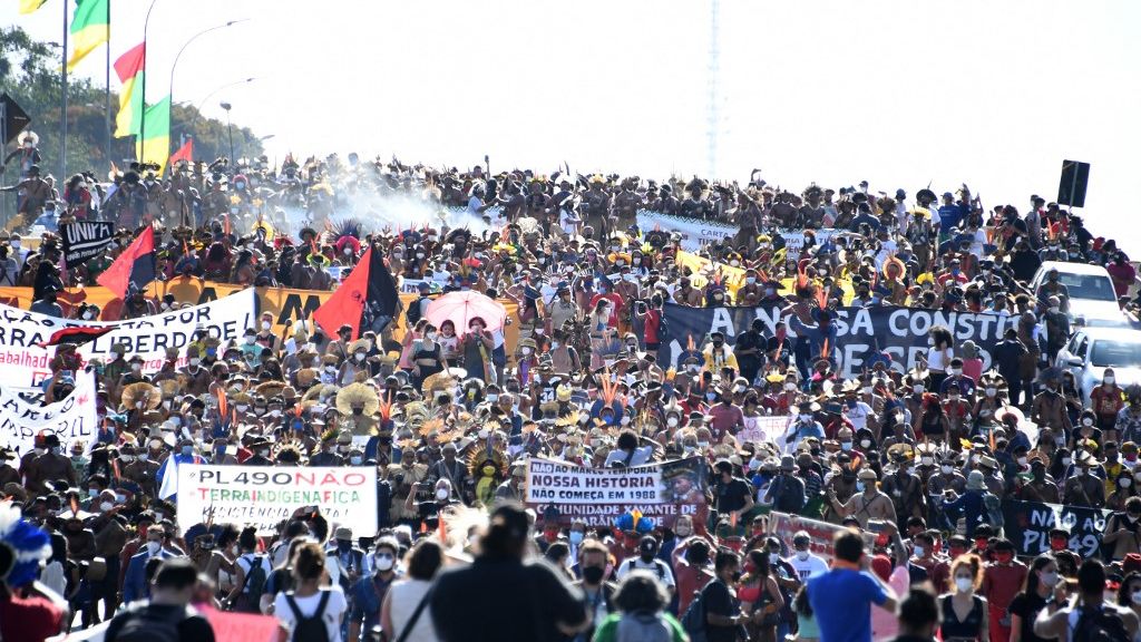 Indígenas se manifestando em Brasília contra tese do marco temporal