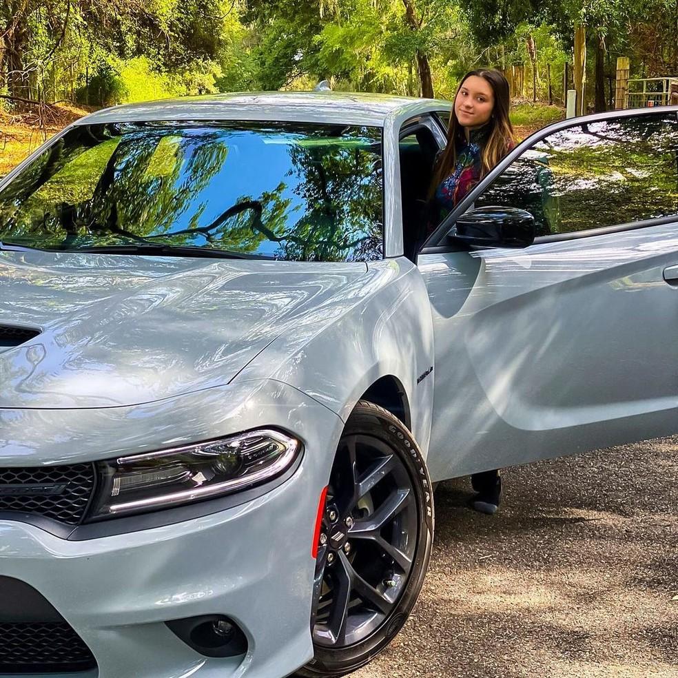 Sofia Liberato ao lado de Dodge Charger, o 'coisa'