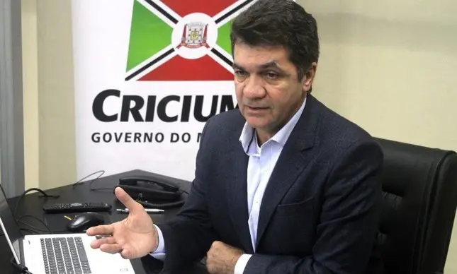 prefeito de criciúma demite professor gay