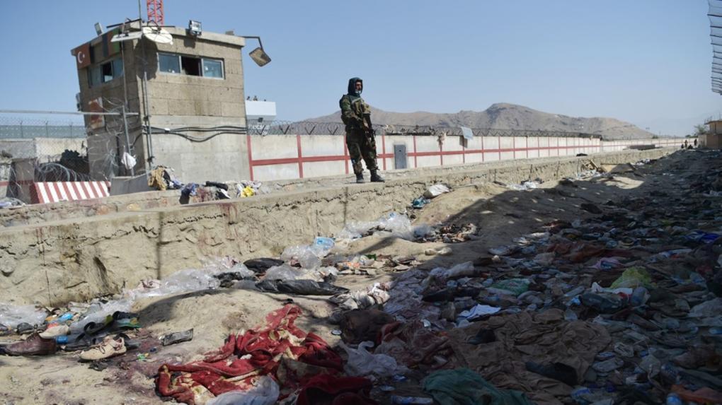 Destroços e corpos em área atingida por atentado terrorista no aeroporto de Cabul