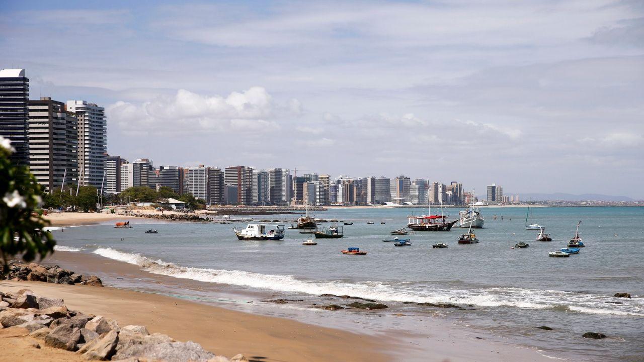 barcos na orla de fortaleza