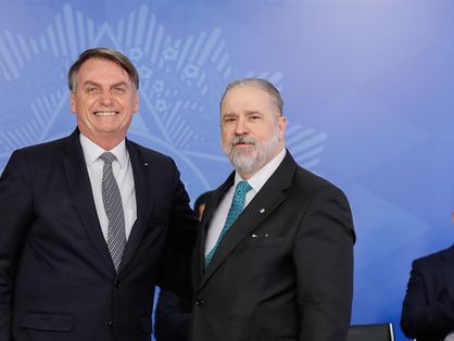 Augusto Aras com Bolsonaro e Sérgio Moro ao fundo