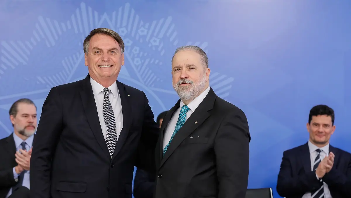 Augusto Aras com Bolsonaro e Sérgio Moro ao fundo