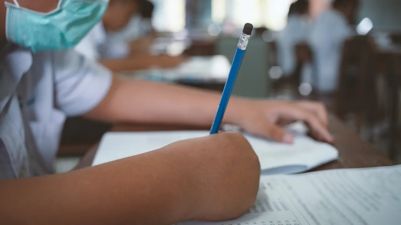 Estudante fazendo prova