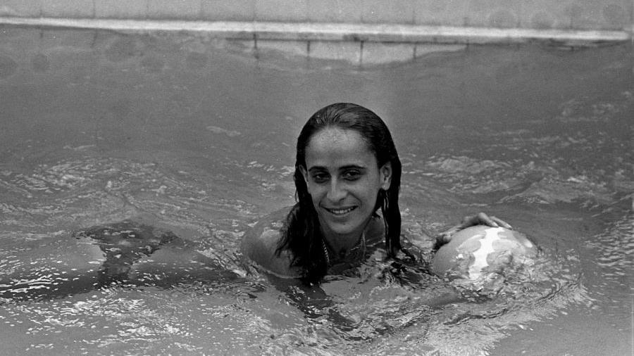 Maria Bethânia na piscina de casa, em 1970