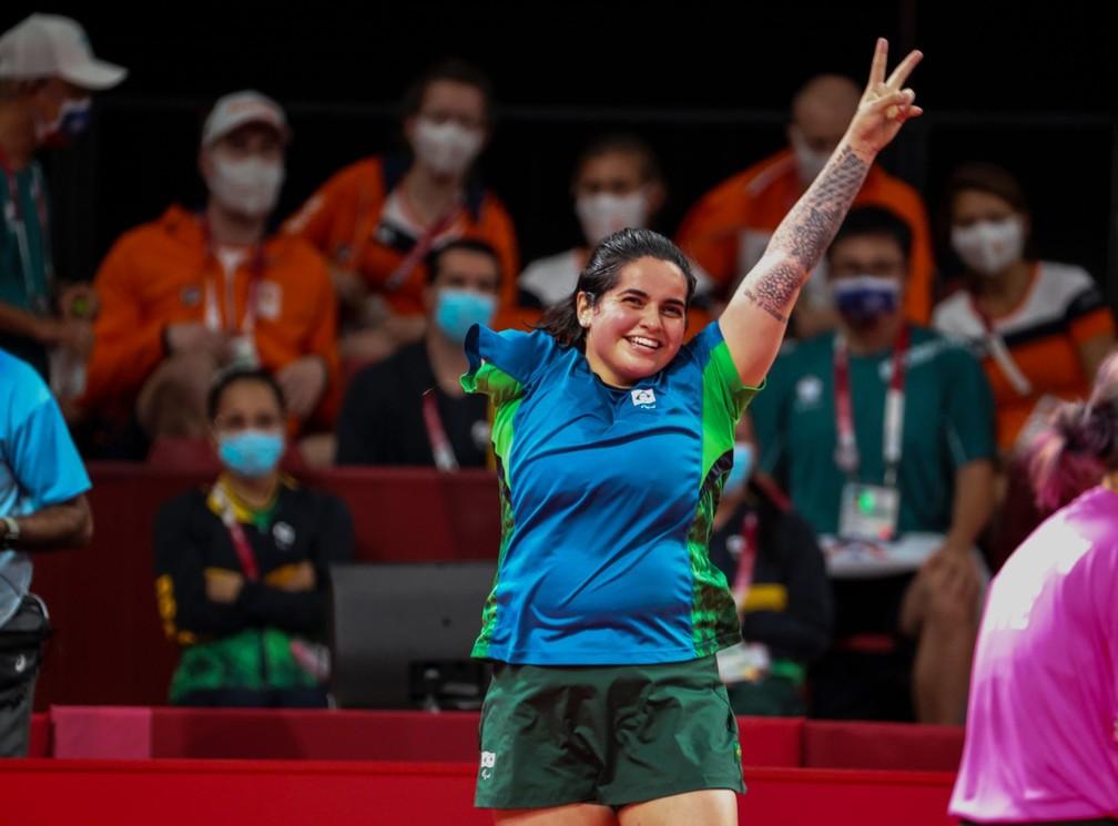 Bruna Alexandre comemora medalha na Paralimpíada