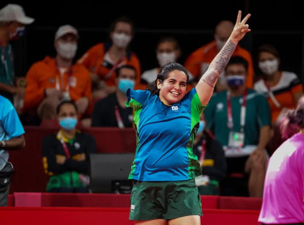 Bruna Alexandre comemora medalha na Paralimpíada
