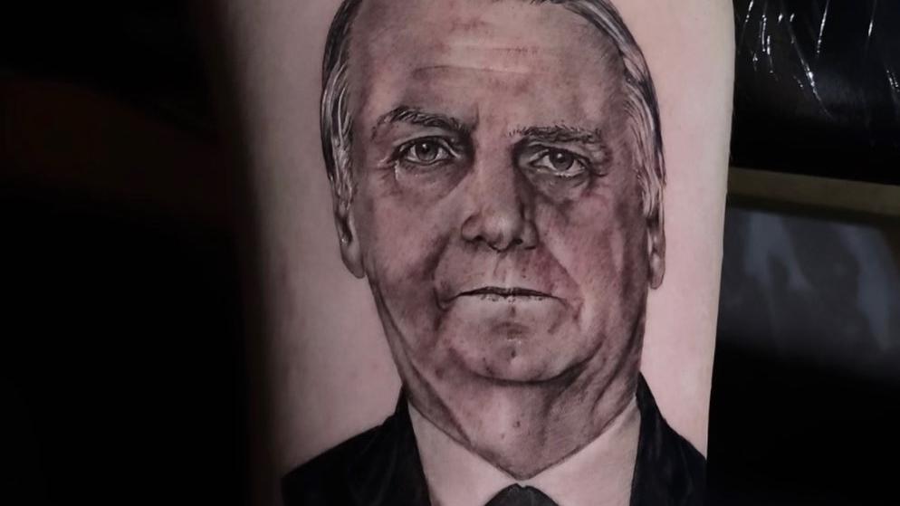 Tatuagem com rosto de Jair Bolsonaro feita por Renan, filho dele