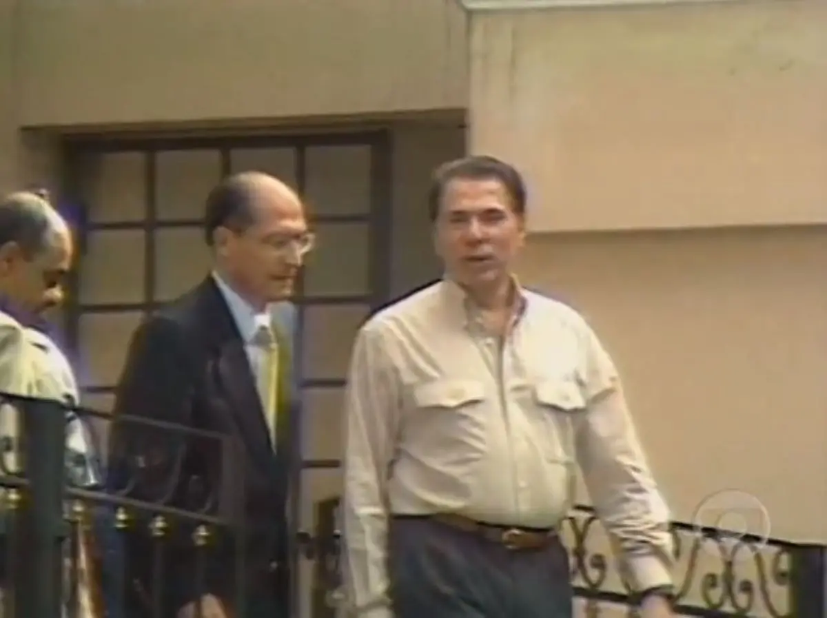 Silvio Santos deixando sua casa ao lado de Geraldo Alckmin após sequestro