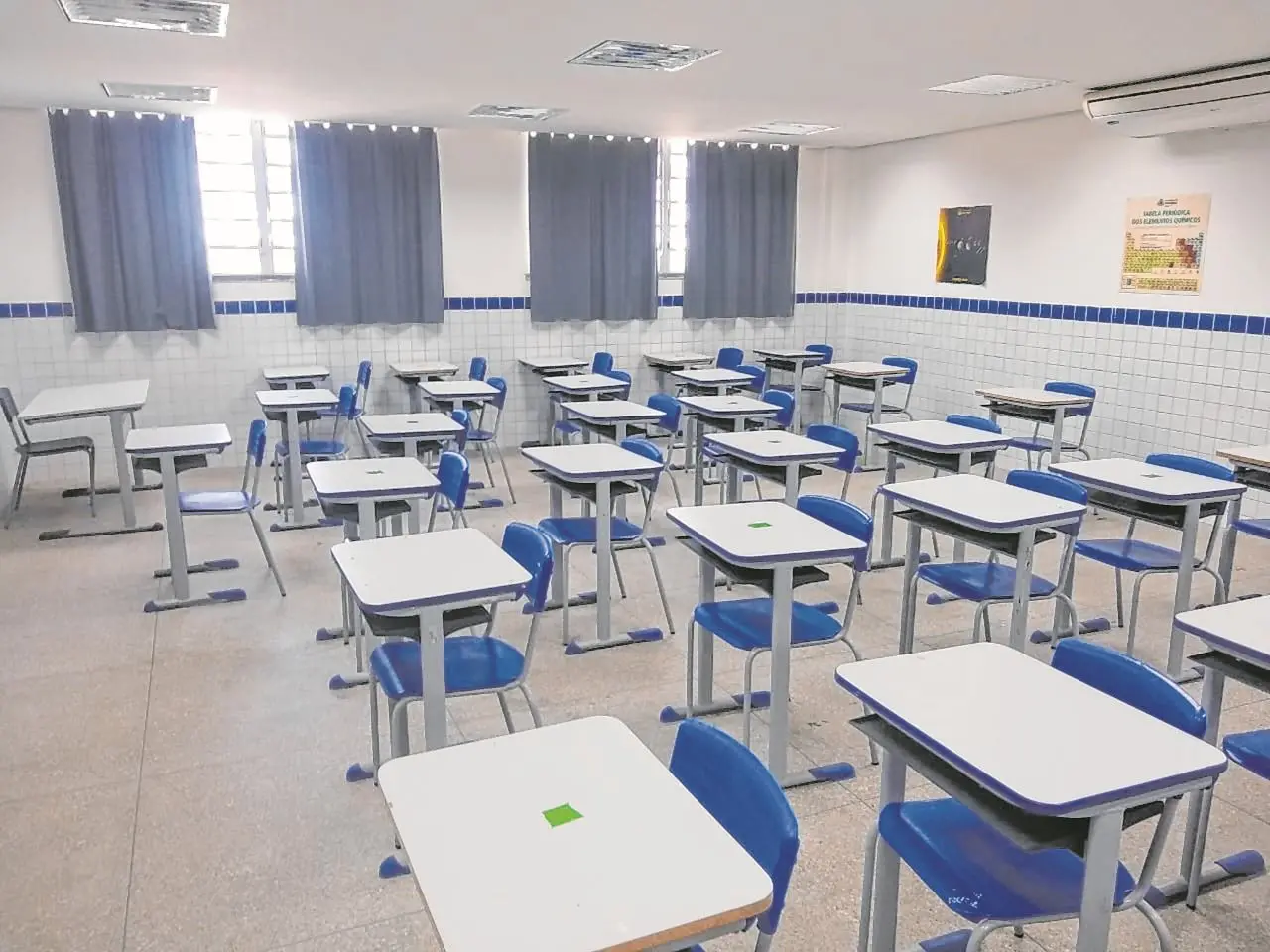cadeiras vazias em sala de aula
