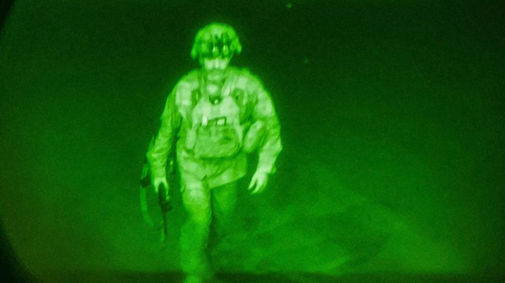 Imagem de último soldado americano a deixar o Afeganistão