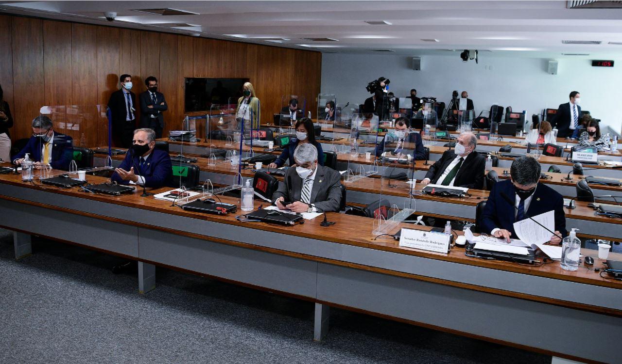 Parlamentares reunidos em bancadas em recinto onde a CPI da Covid é realizada