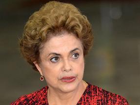 Dilma Roussef de vestido vermelho em evento