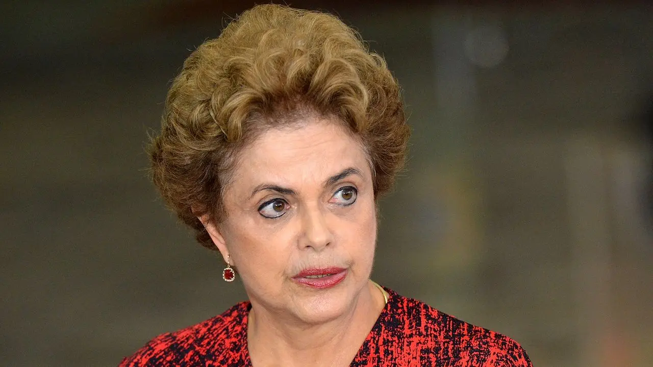 Dilma Roussef de vestido vermelho em evento