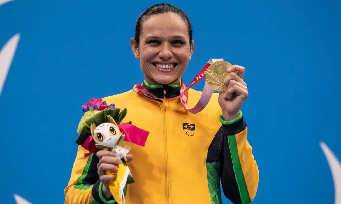 Carol Santiago mostram medalha de ouro nos Jogos Paralímpicos de Tóquio