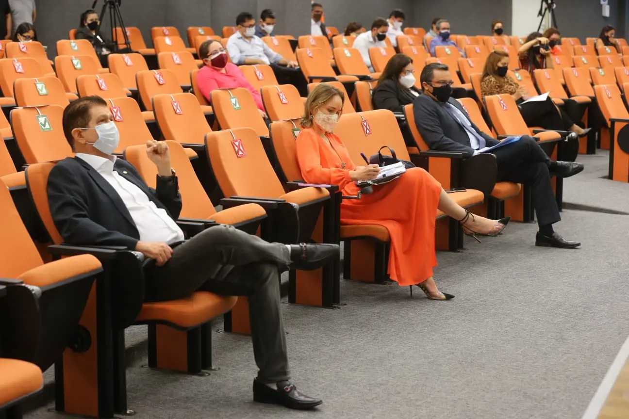 Secretários de Planejamento, Mauro Filho, e da Fazenda, Fernanda Pacobahyba, acompanham sessão no TCE