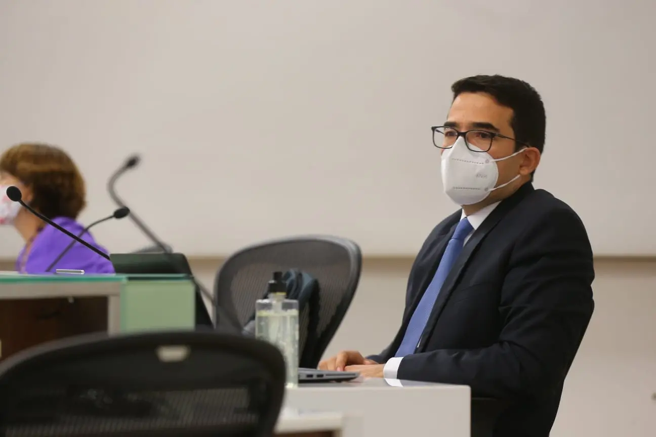 O conselheiro Rholden Queiroz no Tribunal de Contas do Estado do Ceará