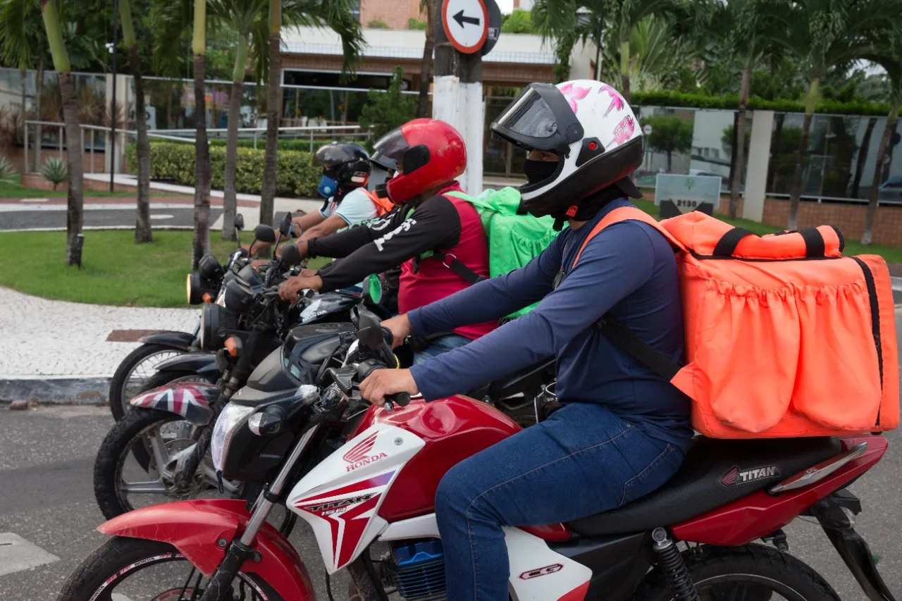 Desempregados que possuem moto, apostaram nos serviços de entrega e abriram MEIs para trabalhar com plataformas.