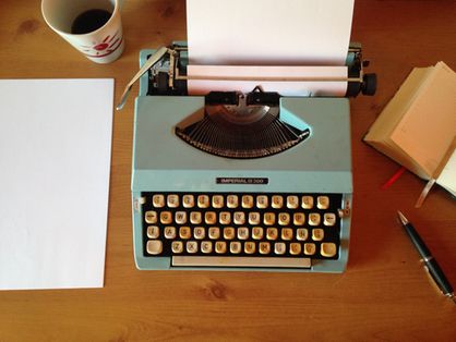 máquina de escrever azul