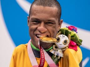 Gabriel Araújo morde medalha de ouro