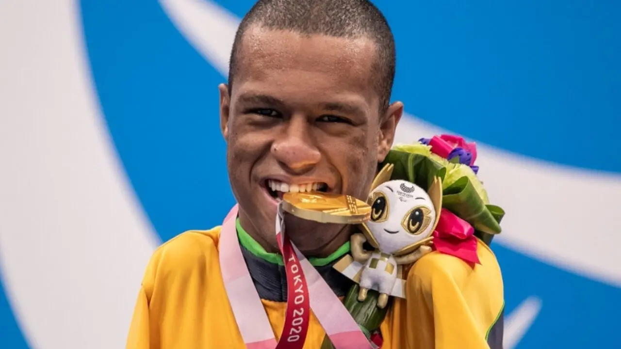 Gabriel Araújo morde medalha de ouro