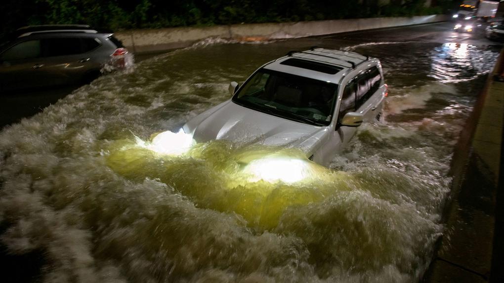 Tempestade Ida causa inundação em via de Nova York, carro fica submerso