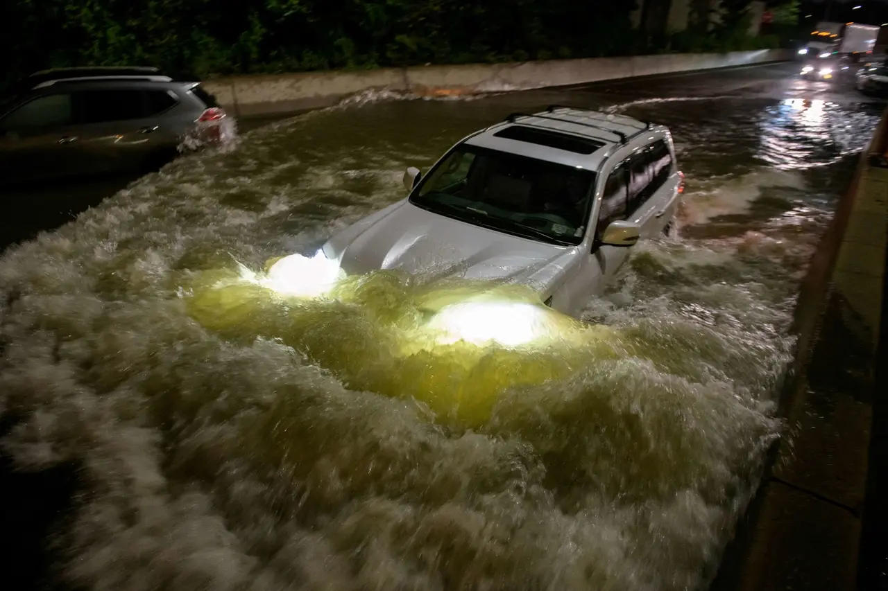 Tempestade Ida causa inundação em via de Nova York, carro fica submerso