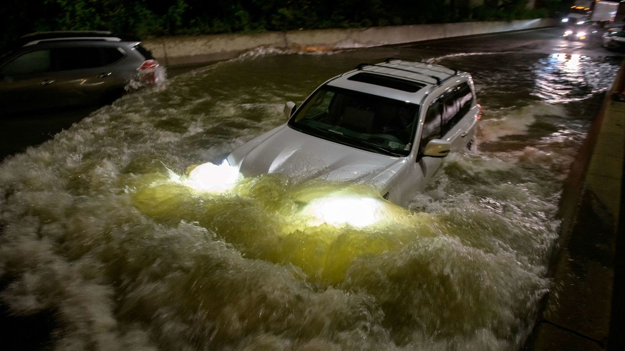 Tempestade Ida causa inundação em via de Nova York, carro fica submerso